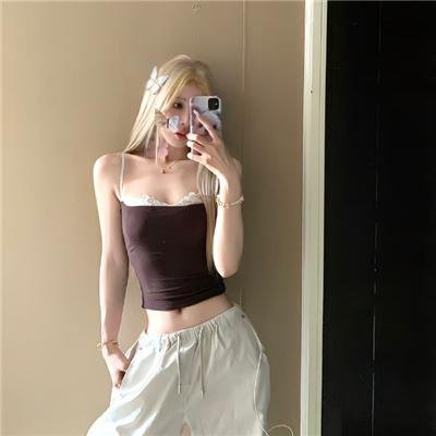 玻璃橱窗中的姑娘
